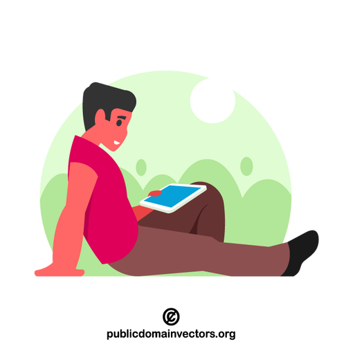 Bărbat citind o carte pe o tabletă