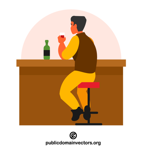 Mann, der in einer Bar trinkt