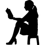 امرأة تقرأ كتابا