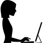 Gambar vektor siluet perempuan mengetik di komputer