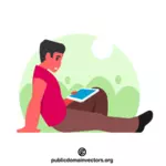 Mann, der ein Buch auf einem Tablet liest