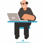 Dizüstü bilgisayarda çalışan yaşlı adam