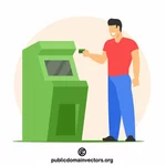L'uomo preleva denaro da un bancomat