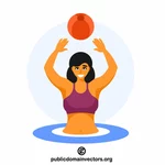 Женщина играет с мячом в воде