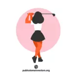 Женщина бьет по мячу для гольфа