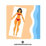 Vrouw die op het strand ligt te zonnebaden