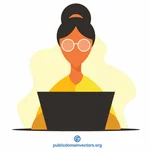 Femme travaillant sur un ordinateur portatif